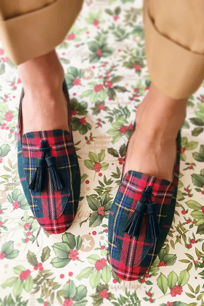 Dam Loafers med Skotskrutig Mönster och Tofsar