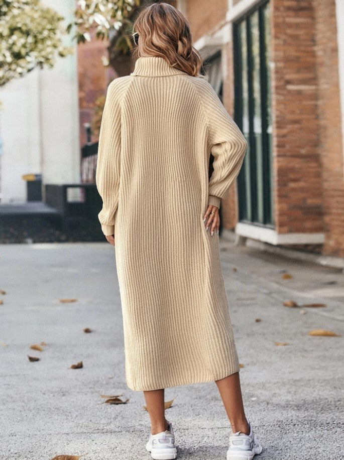 Kvinna i beige stickad polokrageklänning