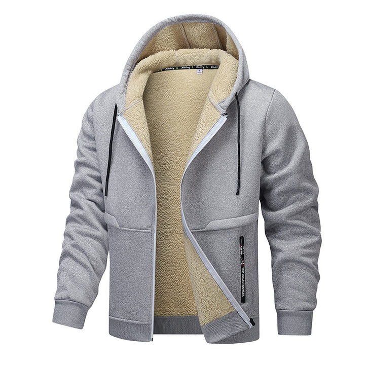 Man i svart hoodiejacka med teddyfoder