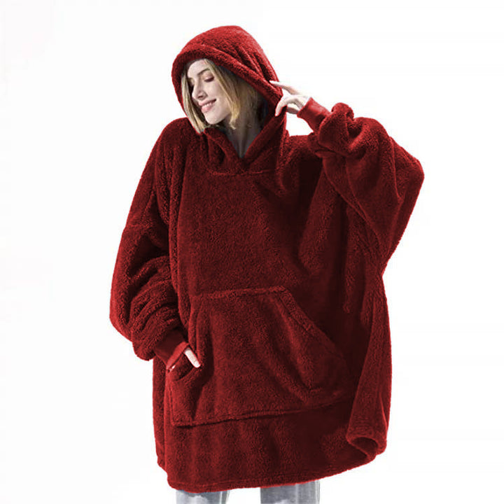 Person i oversize filthoodie med stor ficka