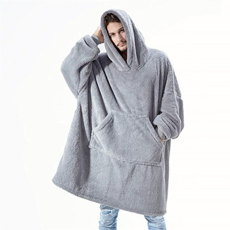 Person i oversize filthoodie med stor ficka