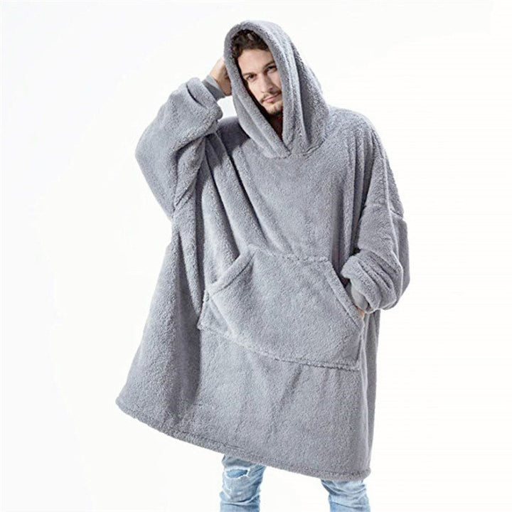 Person i oversize filthoodie med stor ficka