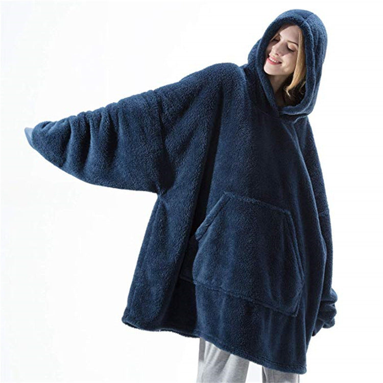 Person i oversize filthoodie med stor ficka