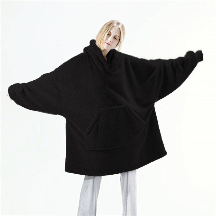 Person i oversize filthoodie med stor ficka