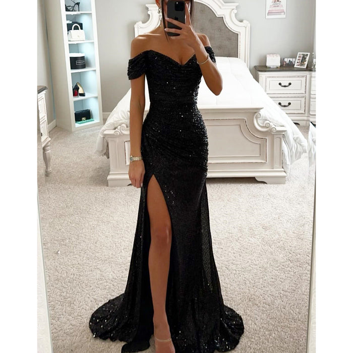Ella | Lång paljettklänning med off shoulder och hög slits