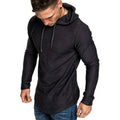 Man i svart slim fit hoodie