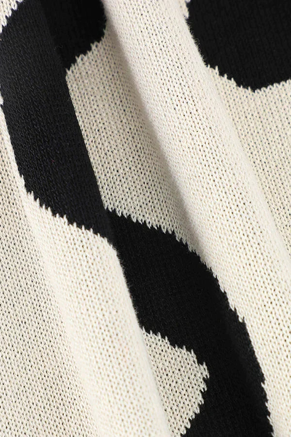 Elegant vågmönstrad stickad klänning för kvinnor – Stilig våroutfit med mjukt bekvämt tyg - Svart och vit färg - Feminint modernt design