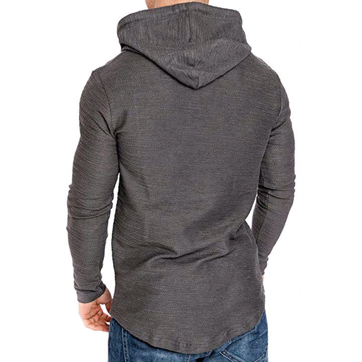 Man i svart slim fit hoodie