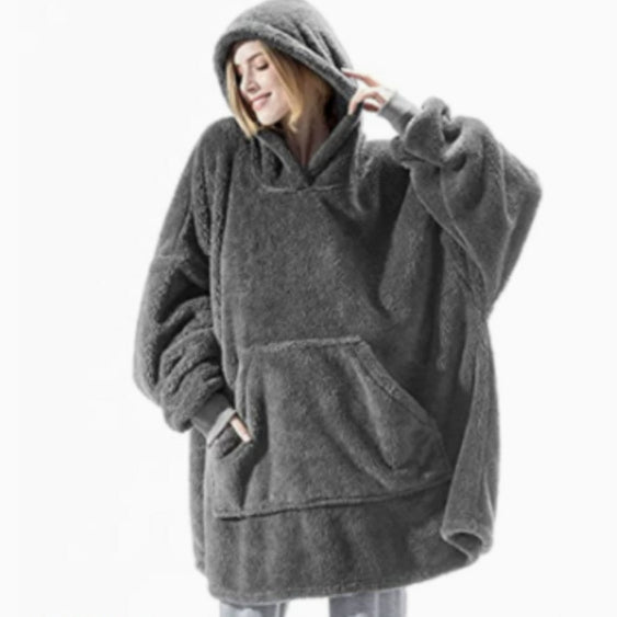 Person i oversize filthoodie med stor ficka