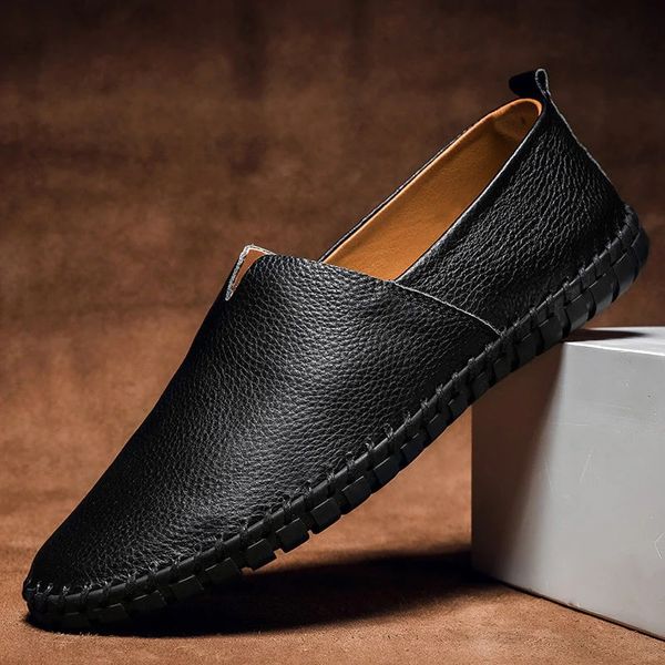 Herrens avslappnade slip-on loafers – Texturerad mockasinstil för vårresor