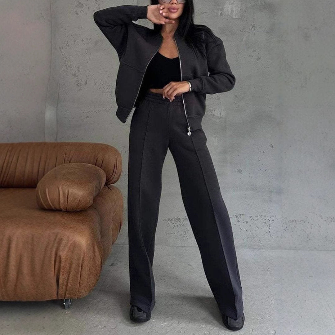 Kvinna i ljusblått set med jacka och vida byxor