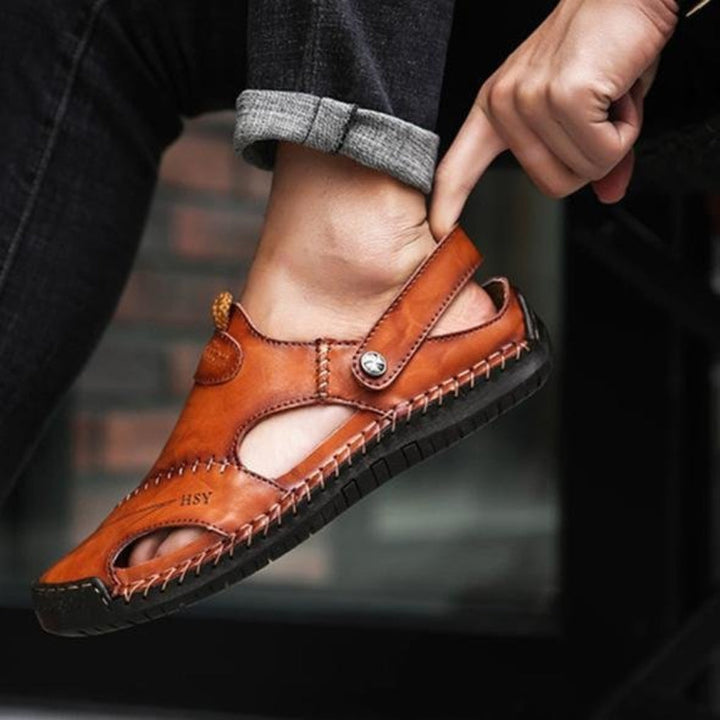 Herrskinnsandaler med utskärningar och justerbar rem, sommarskor