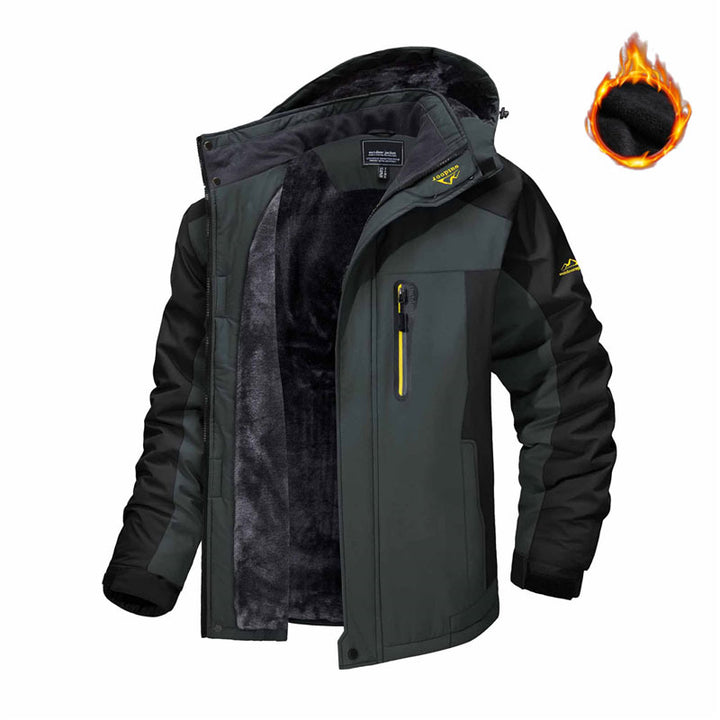 Man i parkas med huva och plyschfoder