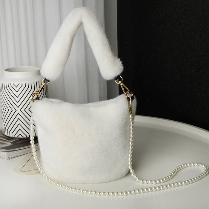 Ella | Fluffig bucket bag i plysch med pärlkedja