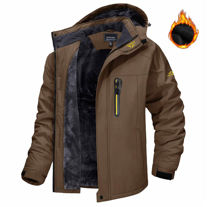 Man i parkas med huva och plyschfoder