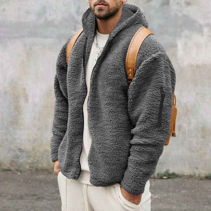 Man i khakifärgad teddyfleecejacka med huva