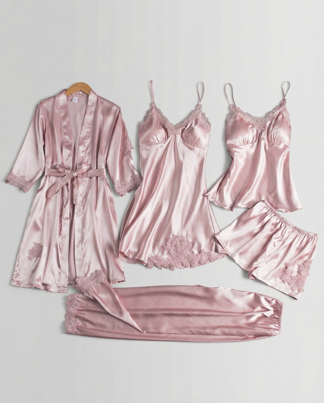 Kvinnors Loungewear med Spetsdetaljer – Pyjamasset i Silke-blandning med Kimonoinspiration