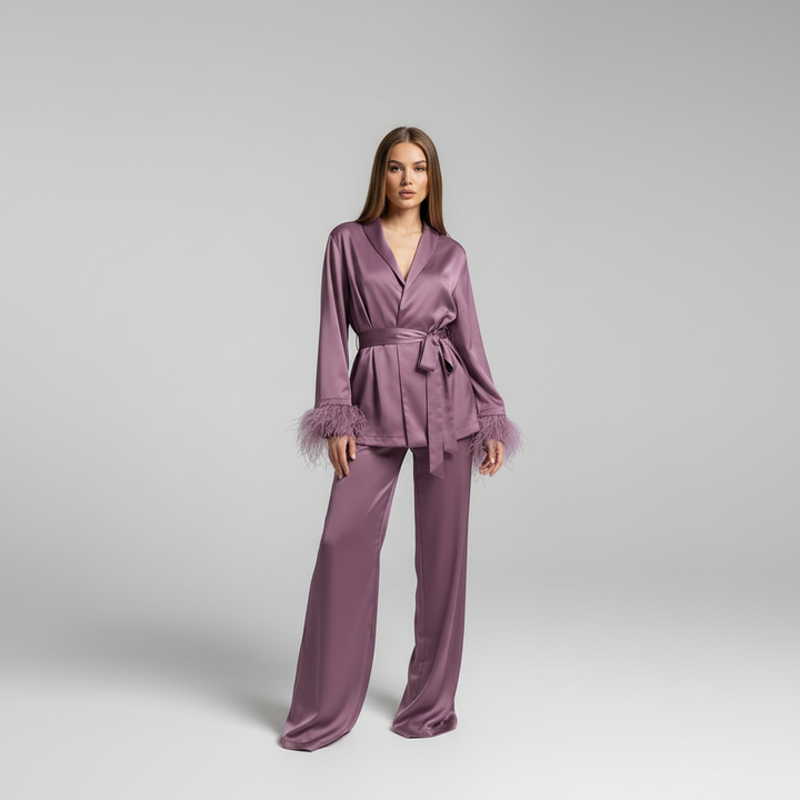 Kvinnors Satin Loungewear Set med Fjädermanschetter – Avslappnad Hem- och Kvällsdräkt