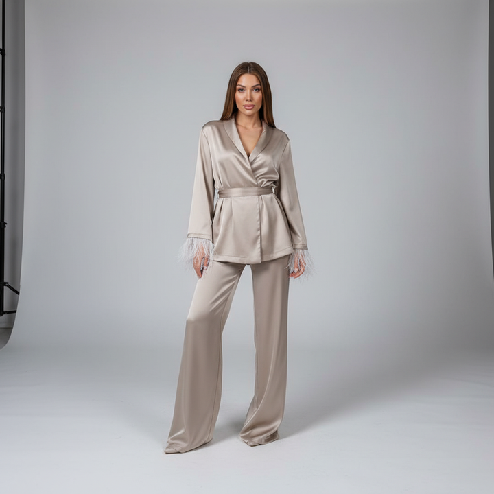 Kvinnors Satin Loungewear Set med Fjädermanschetter – Avslappnad Hem- och Kvällsdräkt
