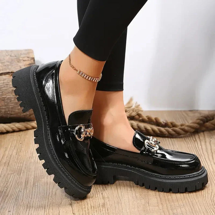 Kvinnors Lackkedjedetalj Chunky Sula Loafers