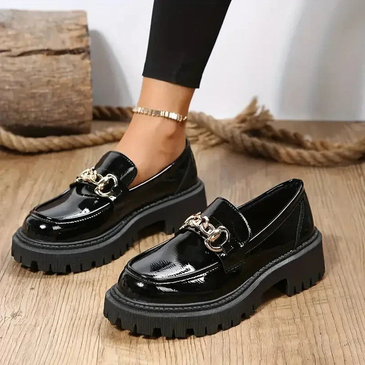 Kvinnors Lackkedjedetalj Chunky Sula Loafers