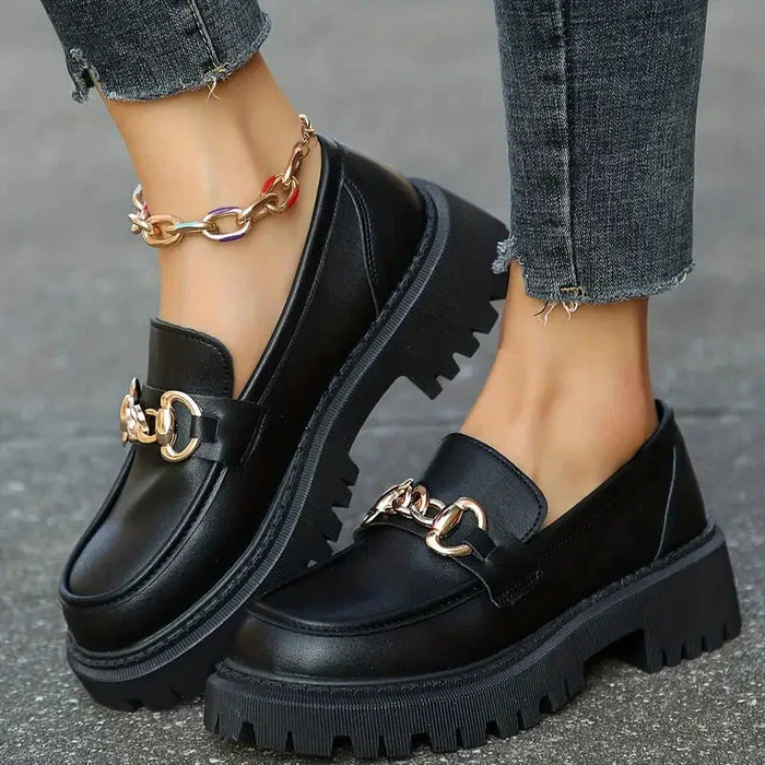 Kvinnors Lackkedjedetalj Chunky Sula Loafers