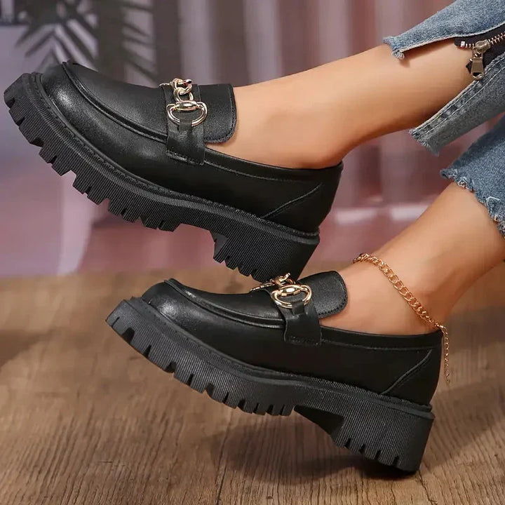 Kvinnors Lackkedjedetalj Chunky Sula Loafers