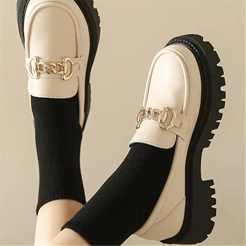 Kvinnors Lackkedjedetalj Chunky Sula Loafers