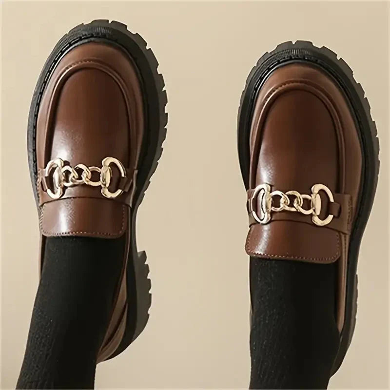 Kvinnors Lackkedjedetalj Chunky Sula Loafers