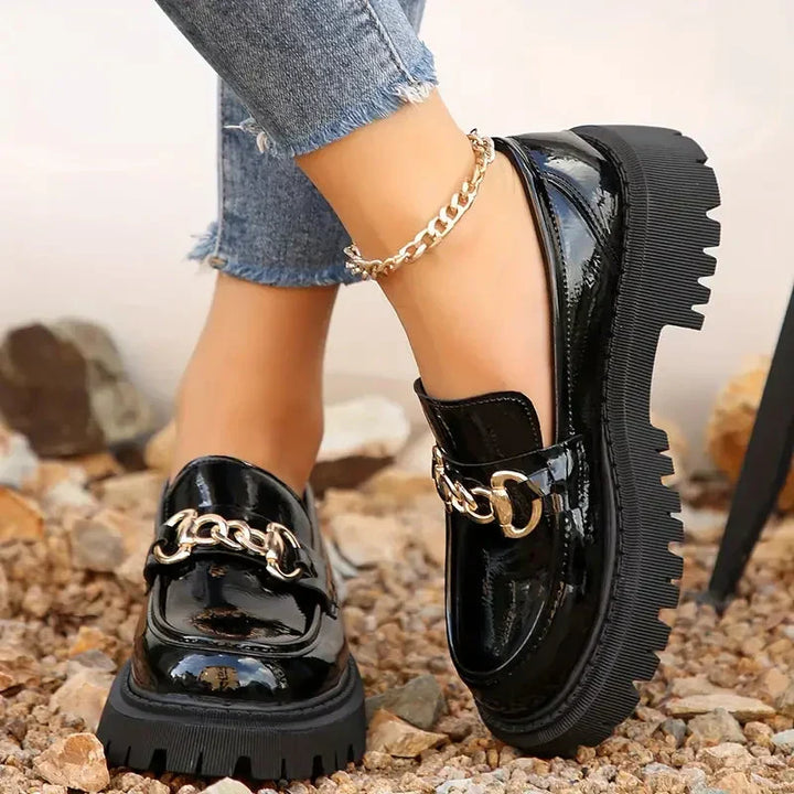Kvinnors Lackkedjedetalj Chunky Sula Loafers