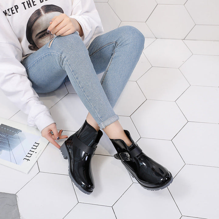 Kvinnors Glansiga Ankelskor med Spänne – Moderna Everyday Boots för Stil, Komfort och Självsäker Stadsklädsel