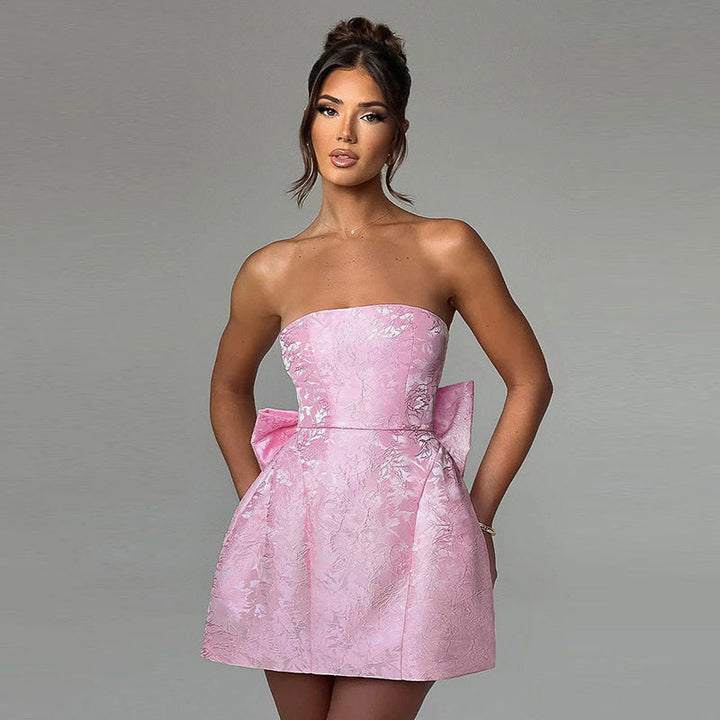 Kvinnors Strapless Mini Klänning med Skulpterad Båge Detalj