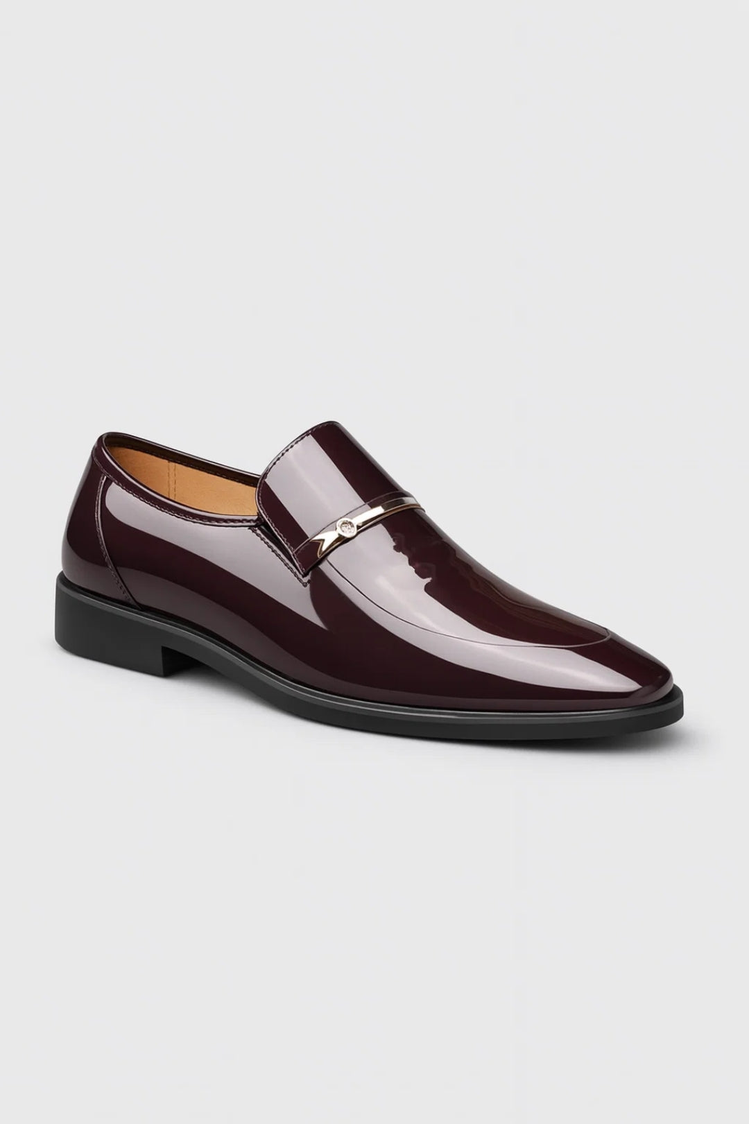 Herrens patent loafers med elegant metallbar detalj