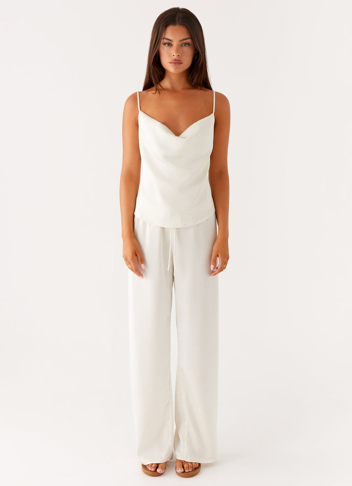 Dam Cowl Neck Cami Top Draperad Ärmlös Silhuett