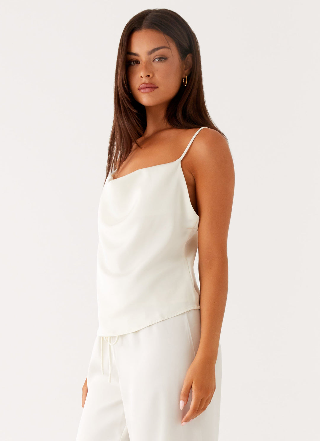 Dam Cowl Neck Cami Top Draperad Ärmlös Silhuett