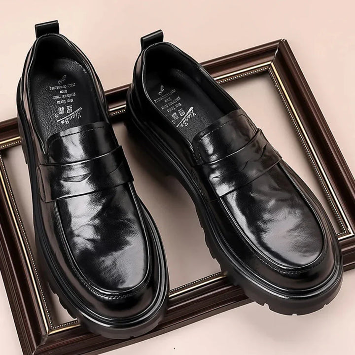 Herrskor i läder med moc toe och penny strap slip-on loafers