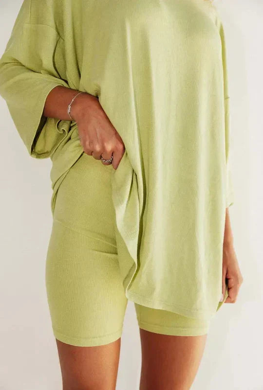 Kvinnors Oversized T-shirt och Cykelshorts Set – Mjuk Tvådelad Loungewear för Avslappnade Dagar