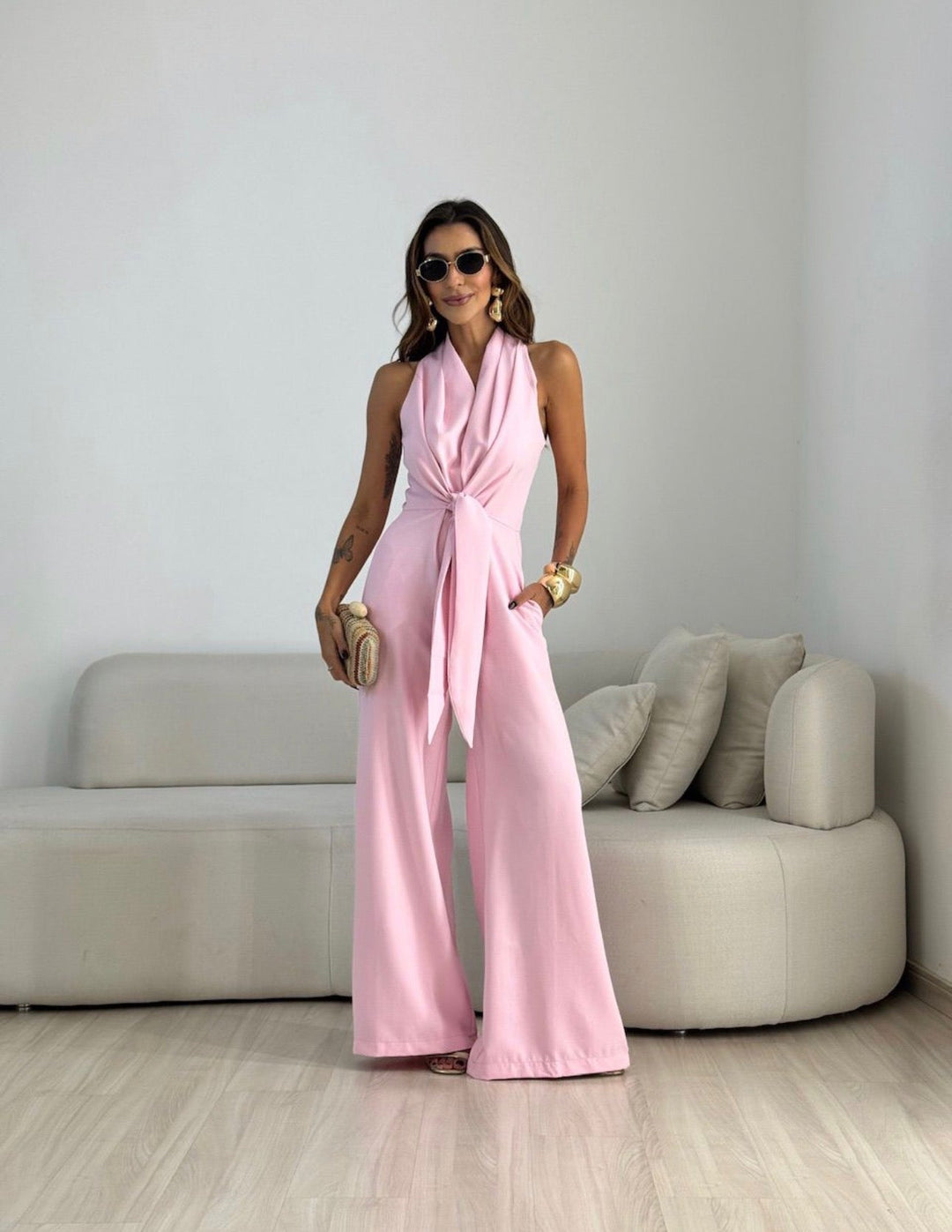 Kvinnors Halterneck Jumpsuit med Vida Ben – Flödande Stil för Sommarfester och Kvällsevenemang
