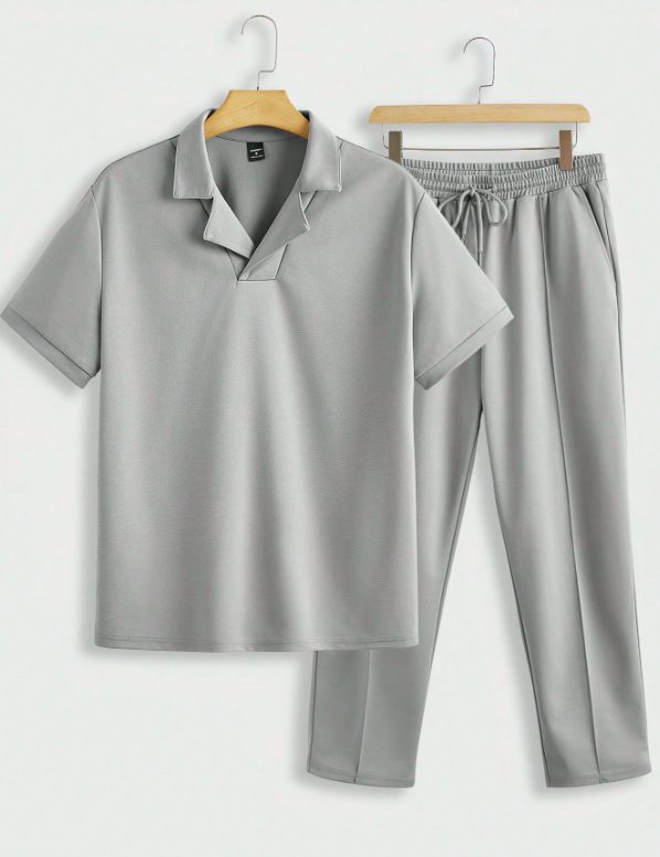 Herrars Minimalistiska Sommar Co Ord Set Kortärmad Polo Skjorta och Taperade Byxor Lättviktig Outfit