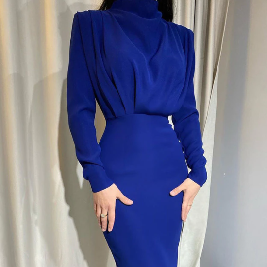 Kvinnors långärmad midi-klänning med hög hals, figursydd midja, elegant bodycon-stil