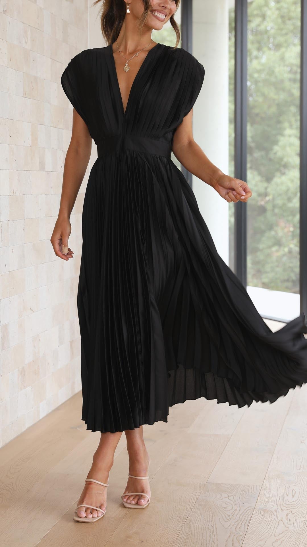Kvinnors Plisserad Satin Midi Klänning med Draperad V-Hals