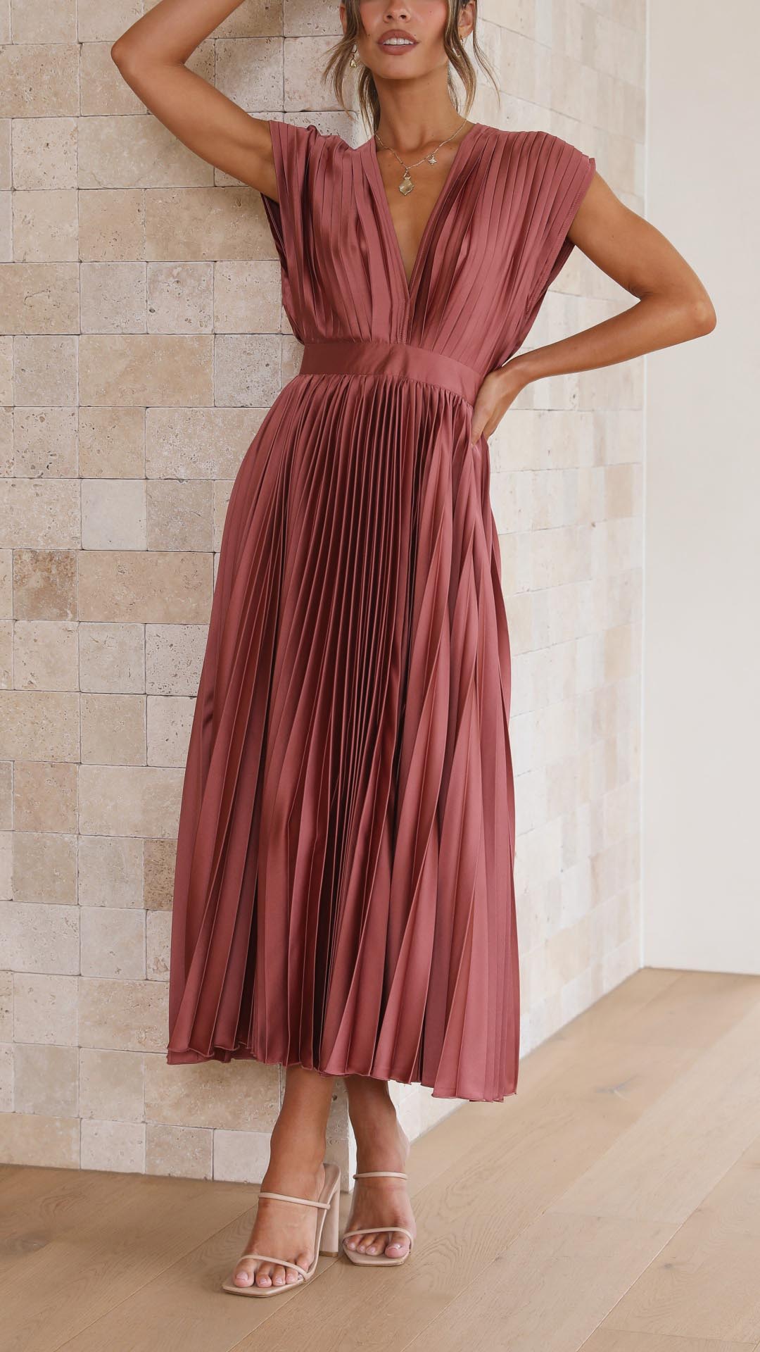 Kvinnors Plisserad Satin Midi Klänning med Draperad V-Hals
