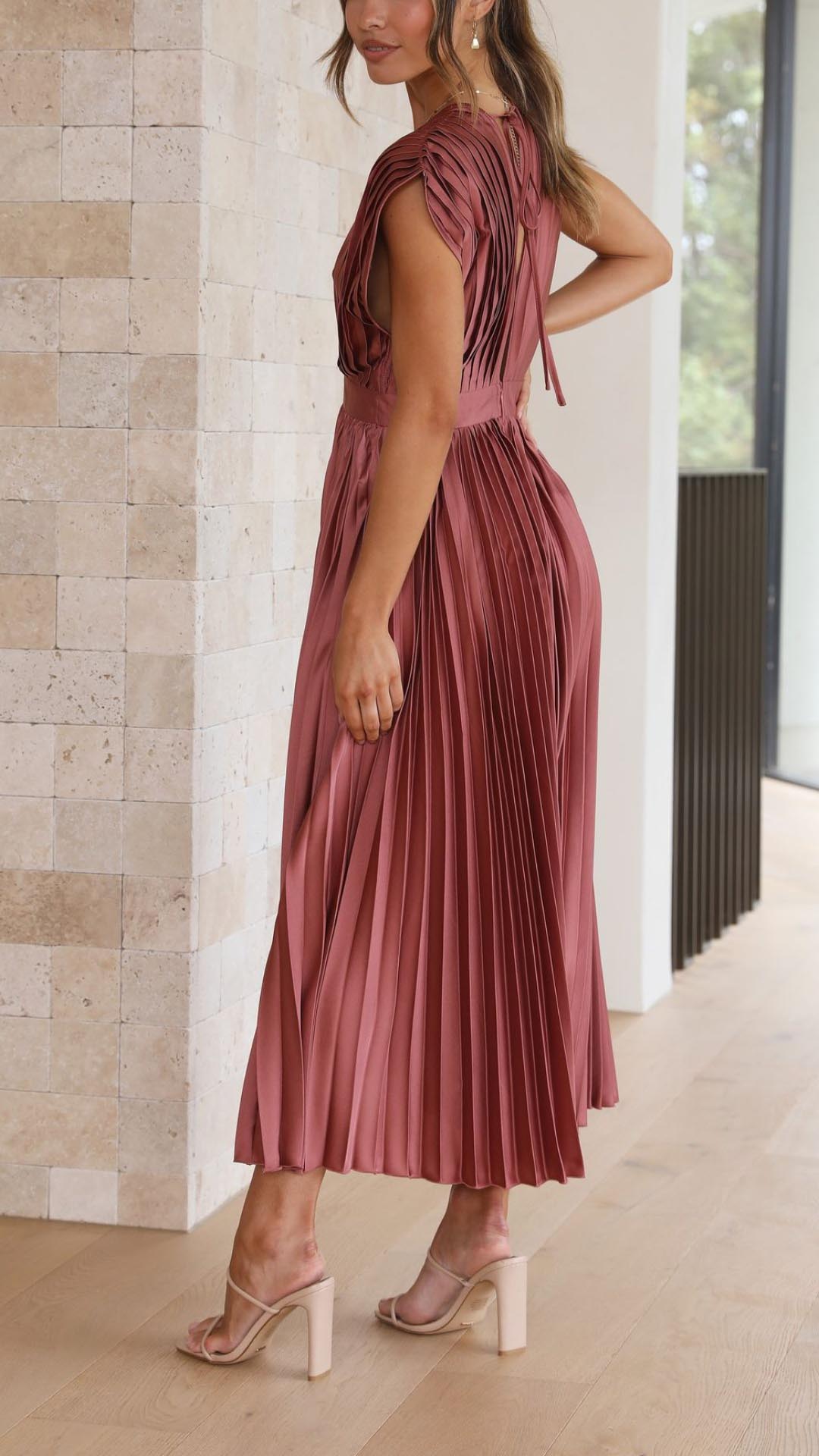 Kvinnors Plisserad Satin Midi Klänning med Draperad V-Hals