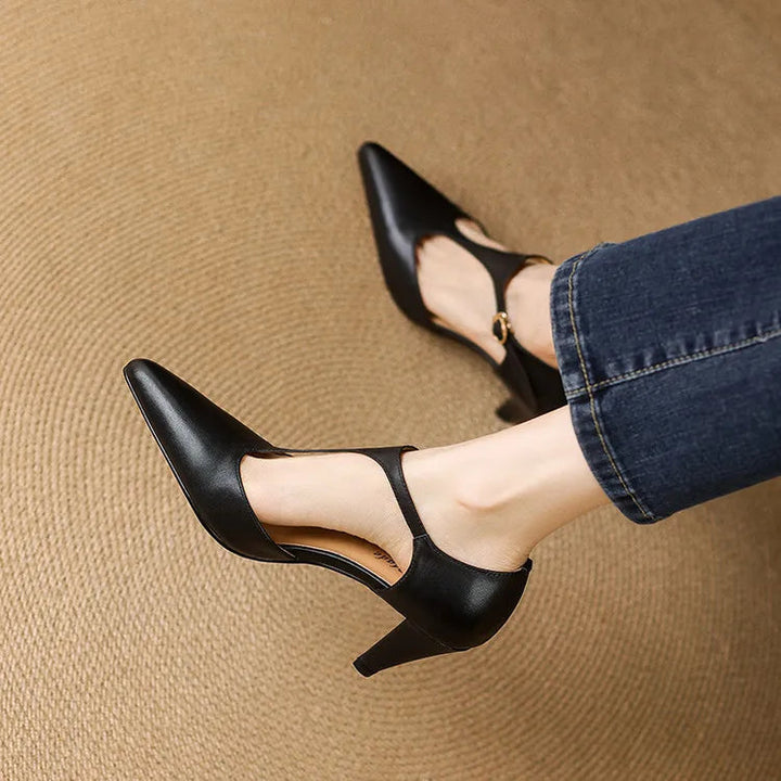 Kvinnors spetsiga T-rem läder kitten heel pumps
