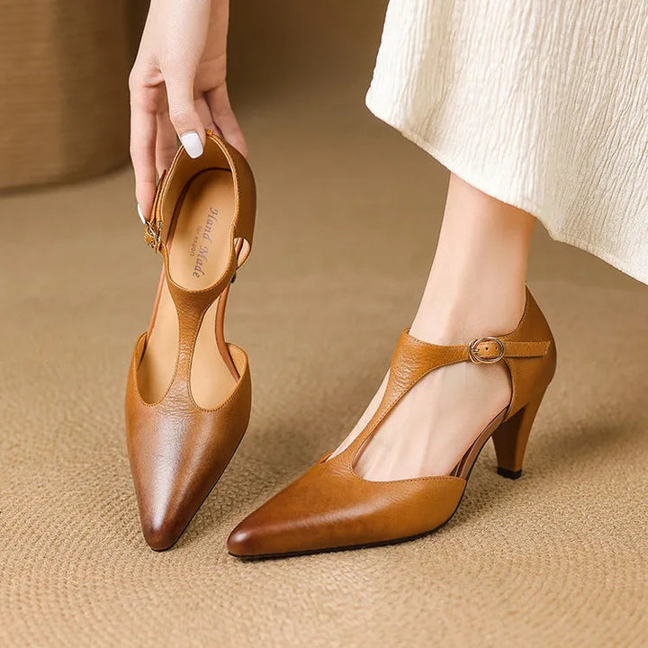 Kvinnors spetsiga T-rem läder kitten heel pumps