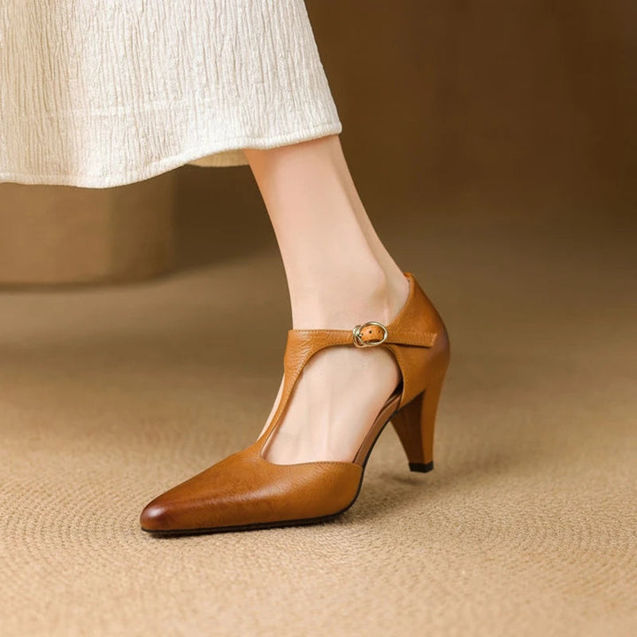 Kvinnors spetsiga T-rem läder kitten heel pumps
