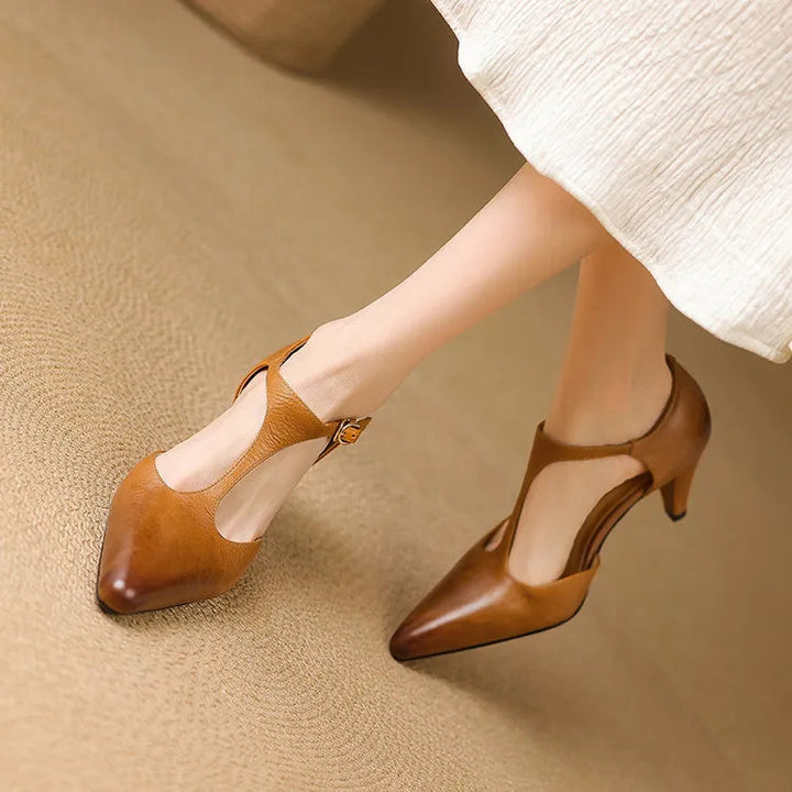 Kvinnors spetsiga T-rem läder kitten heel pumps