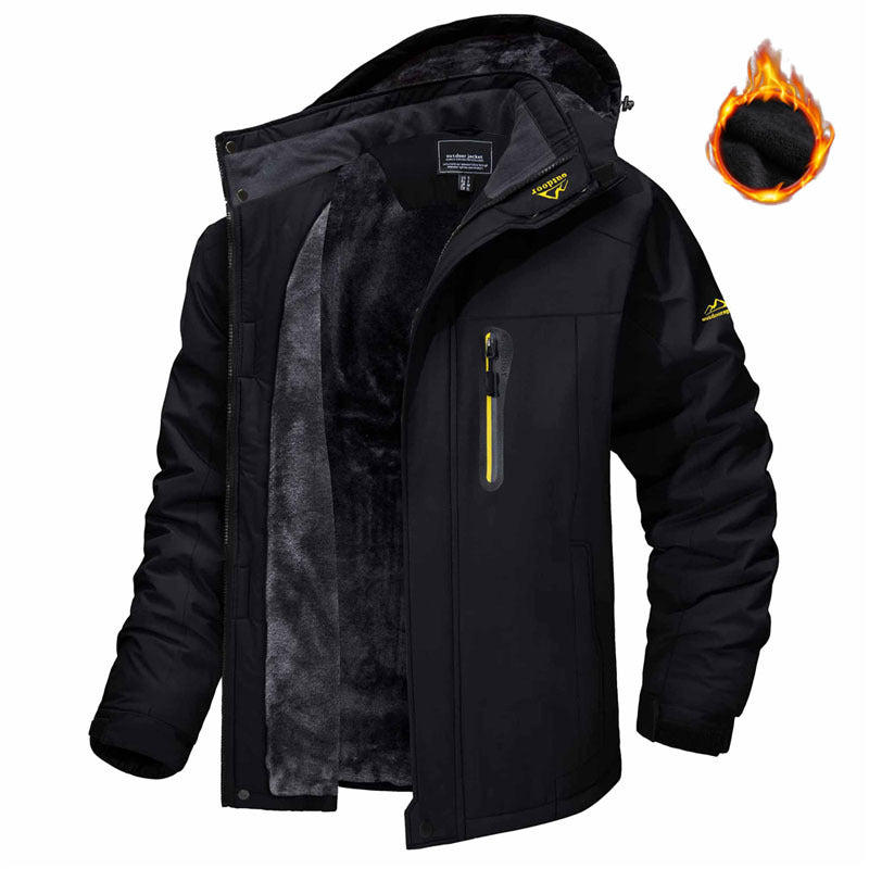 Man i parkas med huva och plyschfoder