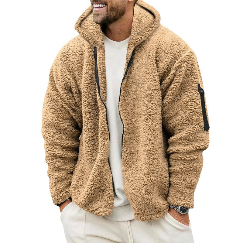 Man i khakifärgad teddyfleecejacka med huva