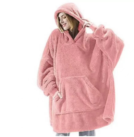 Person i oversize filthoodie med stor ficka